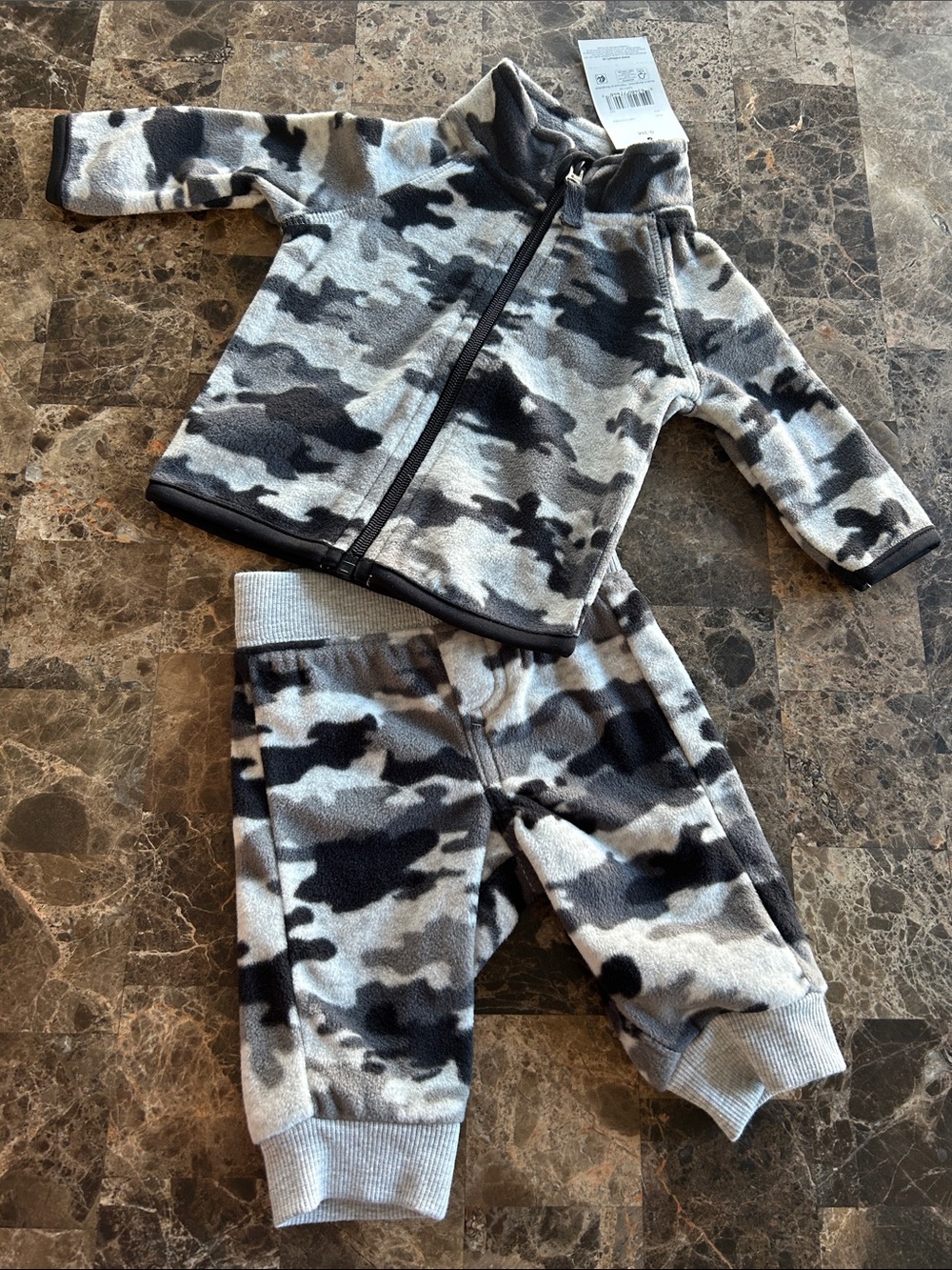NWT 🆕 Kids Gray Camo Fleece Set 0-3 months
